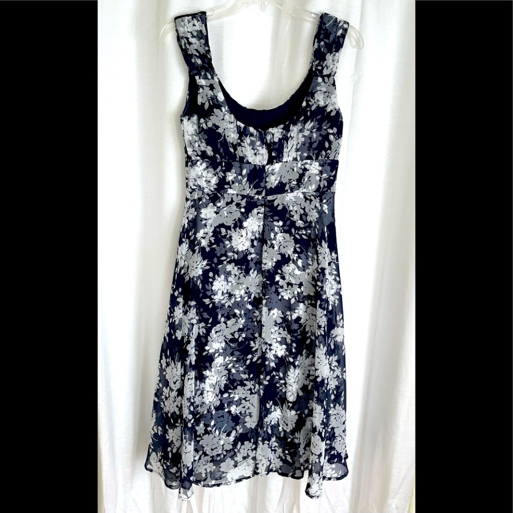 Dress Barn Beautiful Blue Flora Fit & Flare dress Size 4